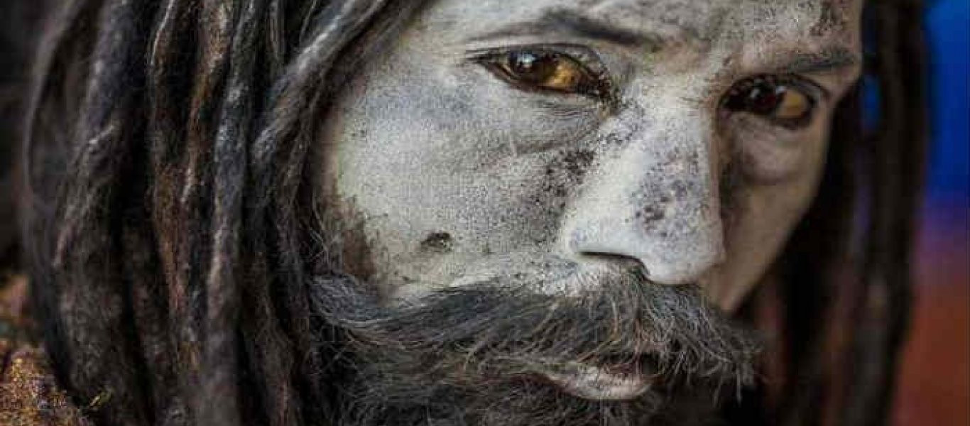 Οι τρομακτικοί μοναχοί Aghori: Τρέφονται με ανθρώπινη σάρκα και διαλογίζονται πάνω σε πτώματα (φωτό)